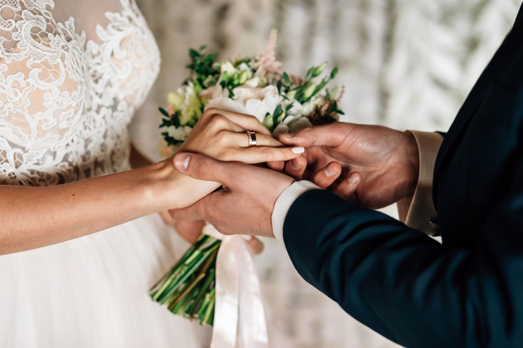 Первое замужество. Жених и невеста. Бракосочетание. Кольца жениха и невесты. Обручальные кольца жених и невеста.